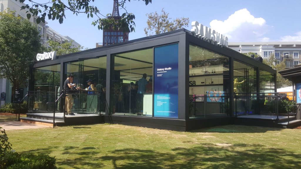 Mit 80 Kisten um den Globus