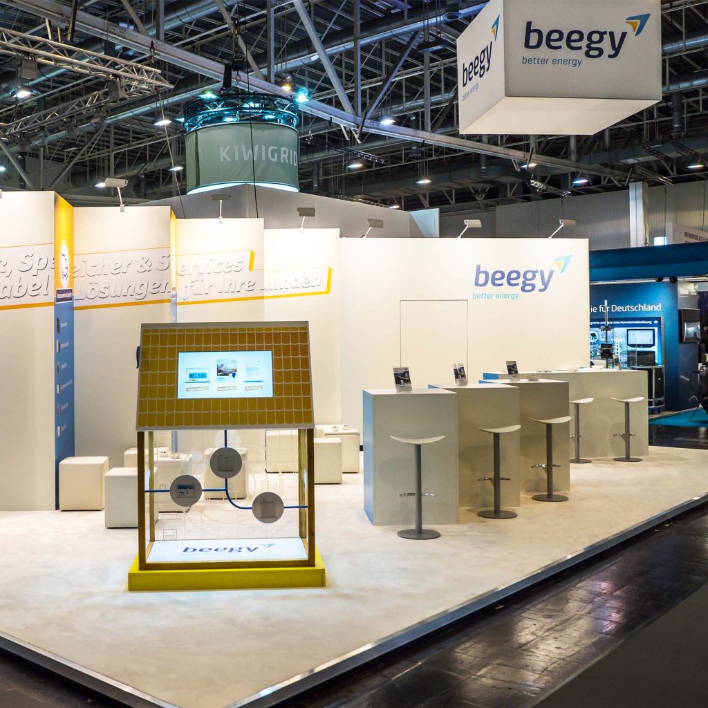 Zwei Seiten des Messestandes