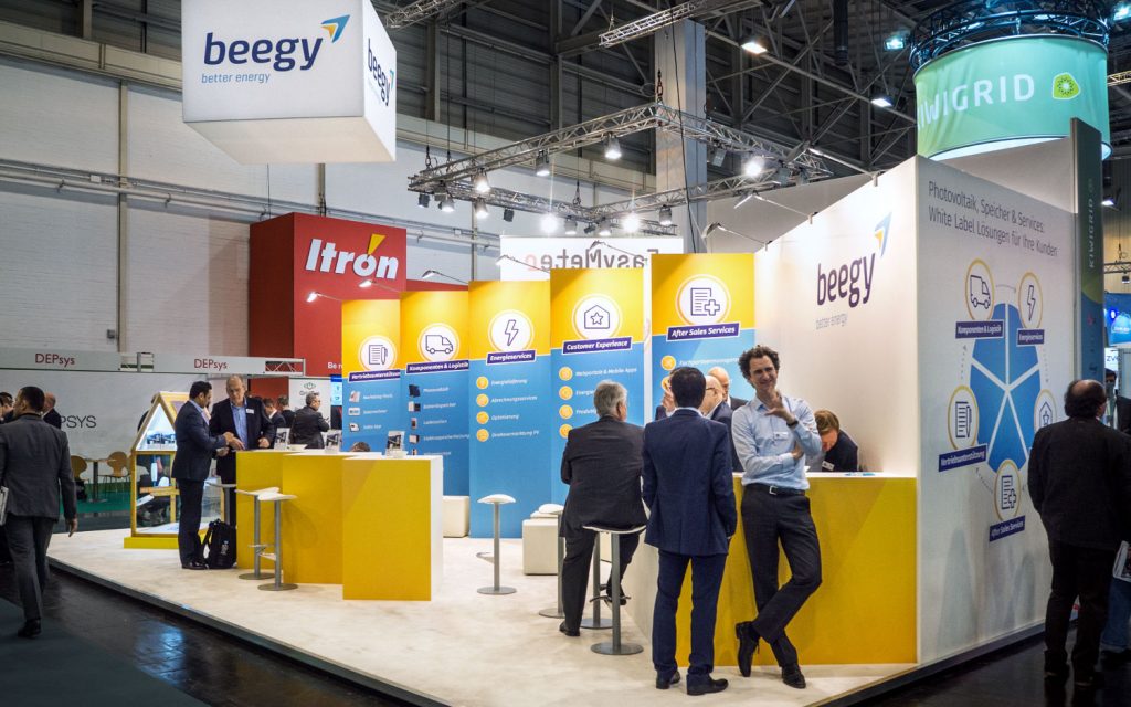 Zwei Seiten des Messestandes