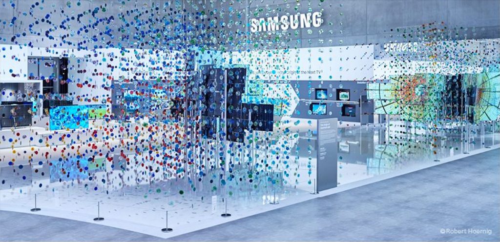 Farbige Glasbutzen im Wald