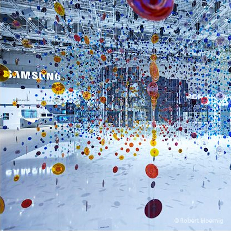 Farbige Glasbutzen im Wald