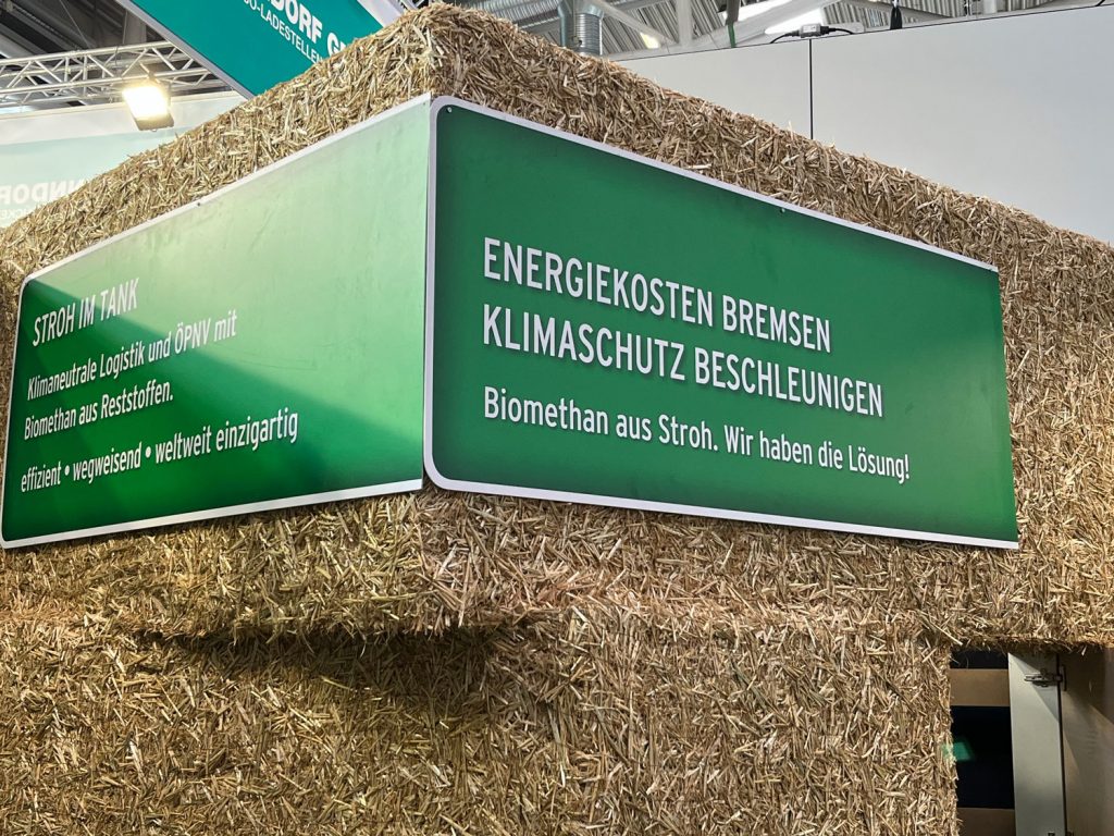 Grüne Messepräsenz aus Stroh