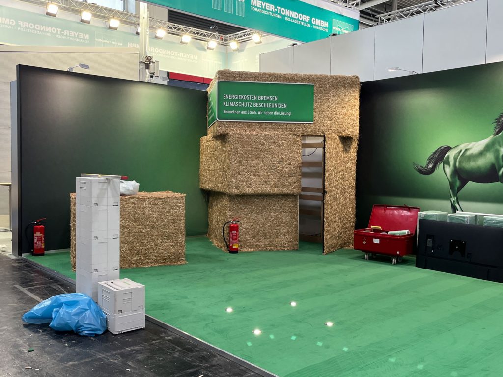 Grüne Messepräsenz aus Stroh