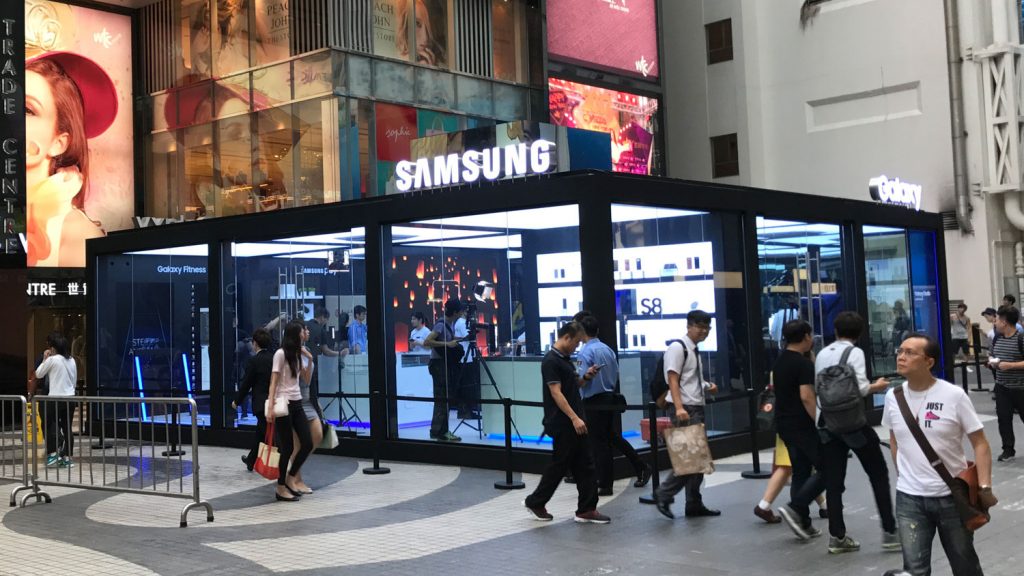 Mit 80 Kisten um den Globus