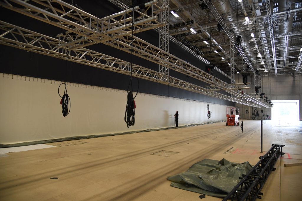 „The new normal“ auf 50-Meter Projektion