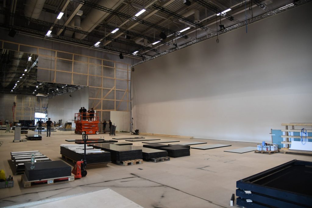 „The new normal“ auf 50-Meter Projektion