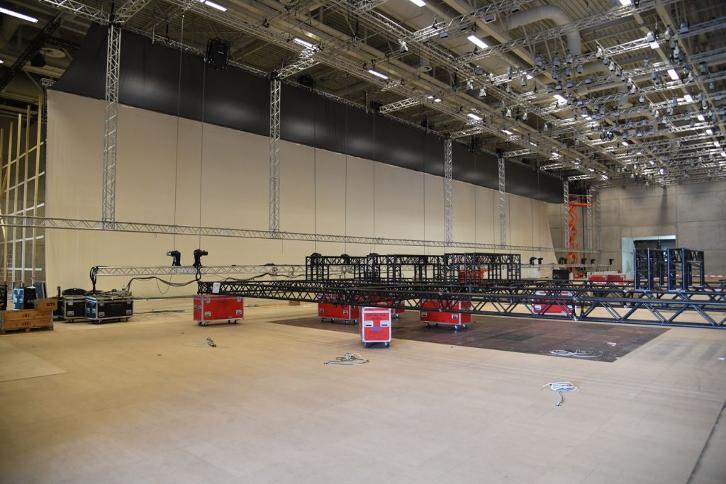 „The new normal“ auf 50-Meter Projektion