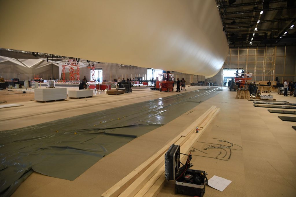 „The new normal“ auf 50-Meter Projektion