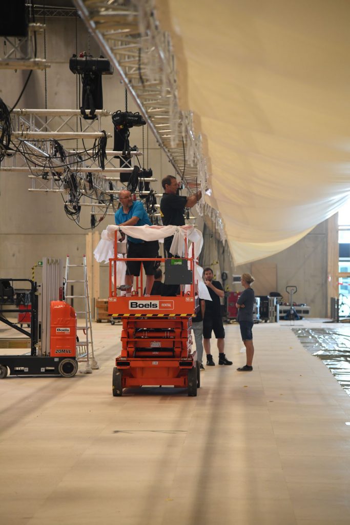 „The new normal“ auf 50-Meter Projektion