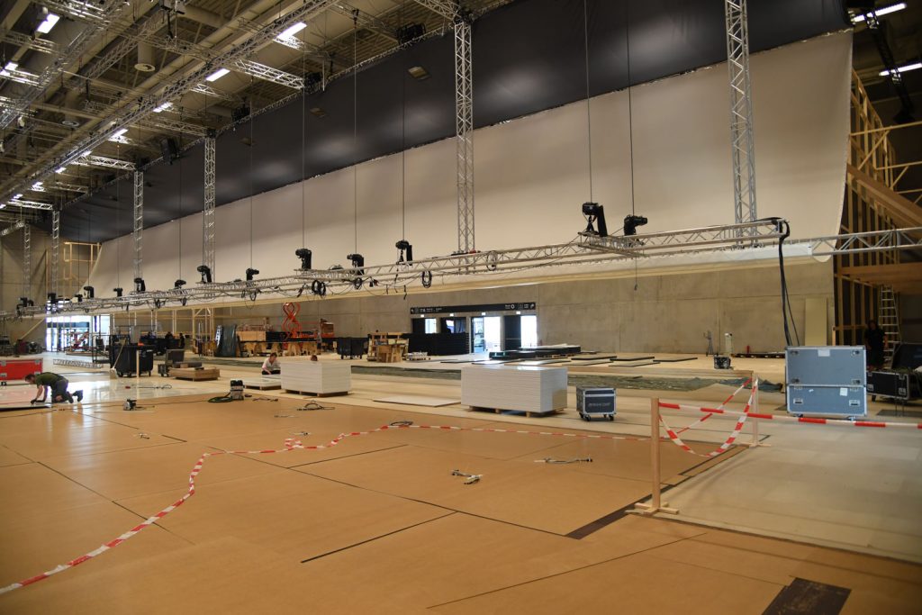 „The new normal“ auf 50-Meter Projektion