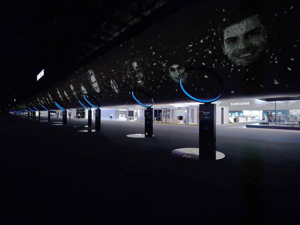 „The new normal“ auf 50-Meter Projektion