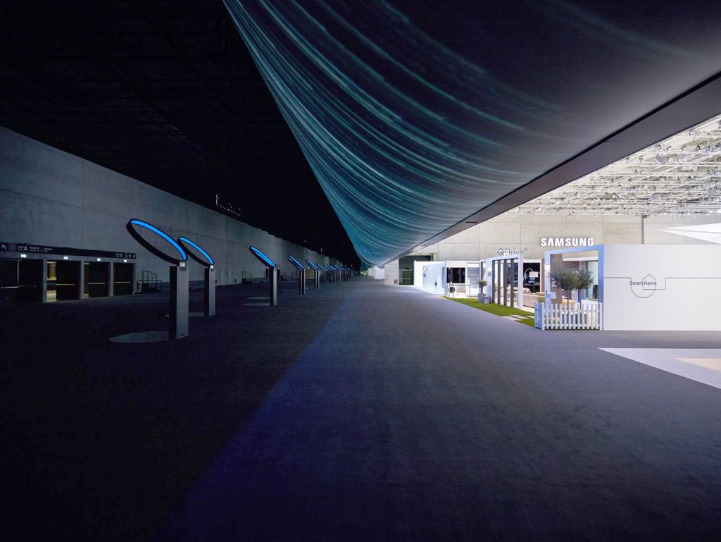 „The new normal“ auf 50-Meter Projektion