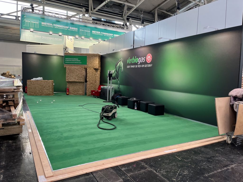 Grüne Messepräsenz aus Stroh