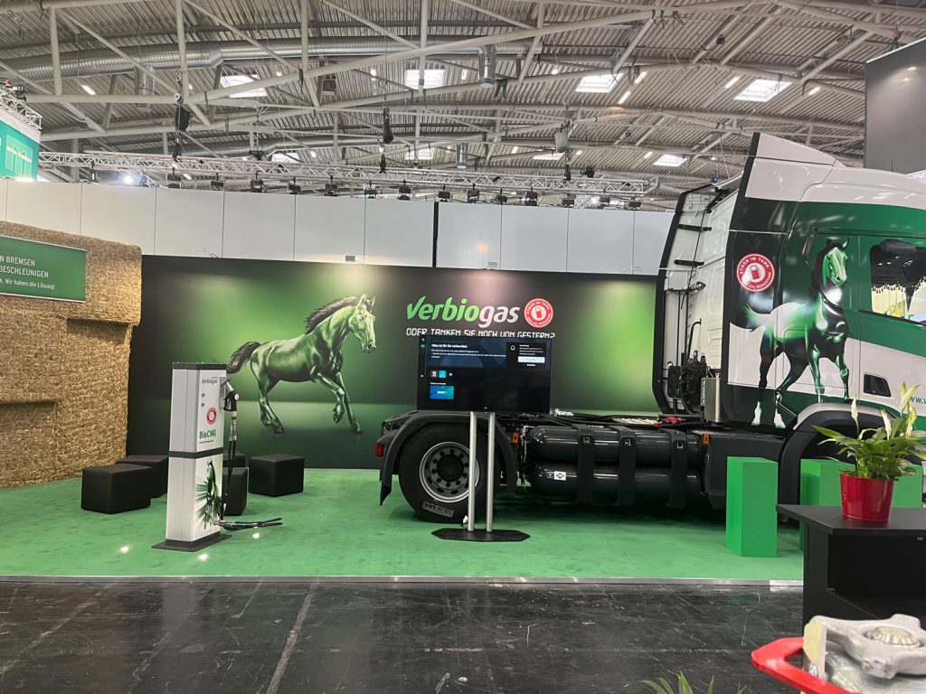 Grüne Messepräsenz aus Stroh