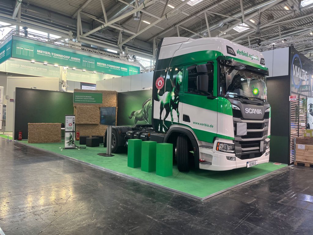 Grüne Messepräsenz aus Stroh