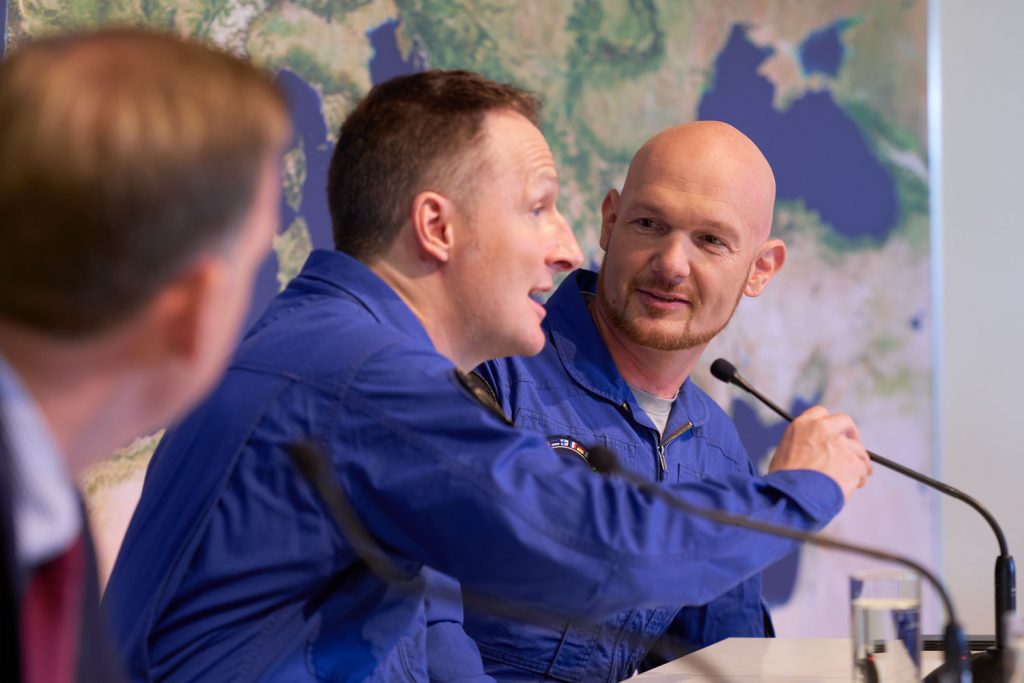 Bundeskanzler schaut hoch