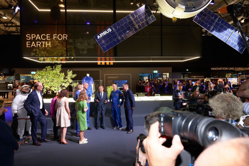 Bundeskanzler schaut hoch