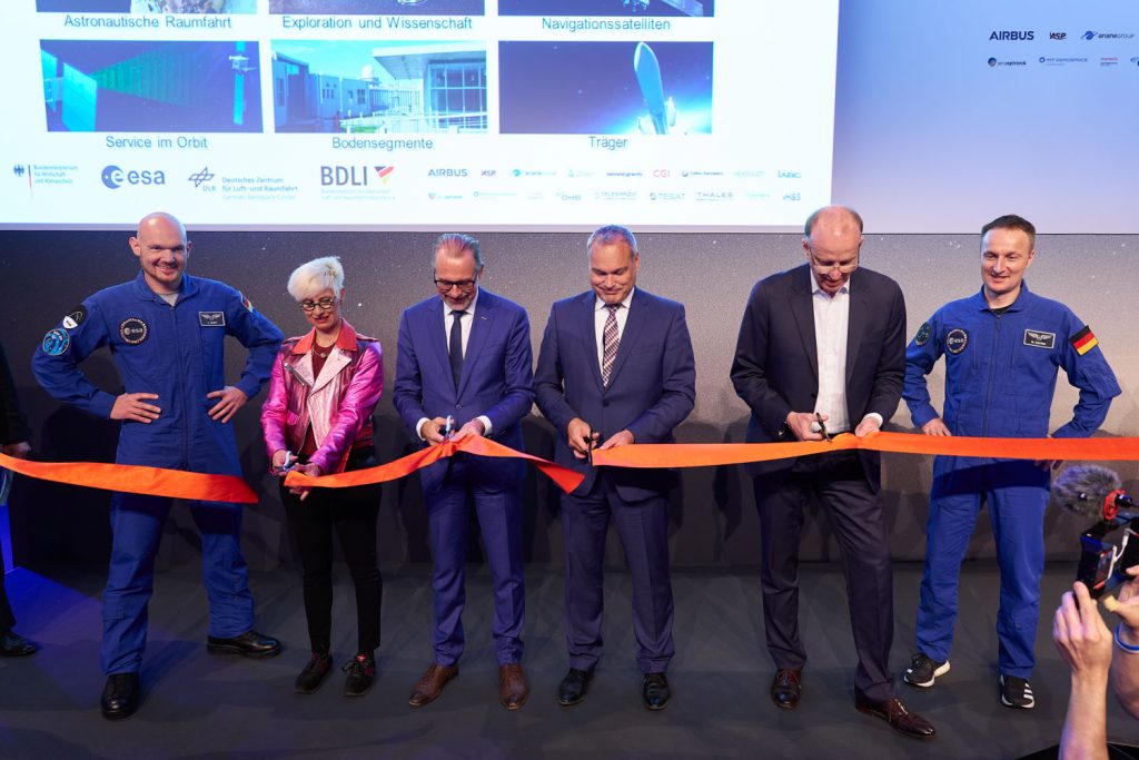 Bundeskanzler schaut hoch