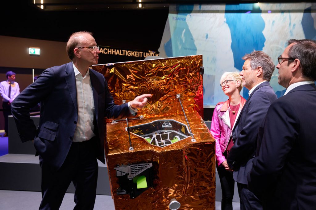 Bundeskanzler schaut hoch