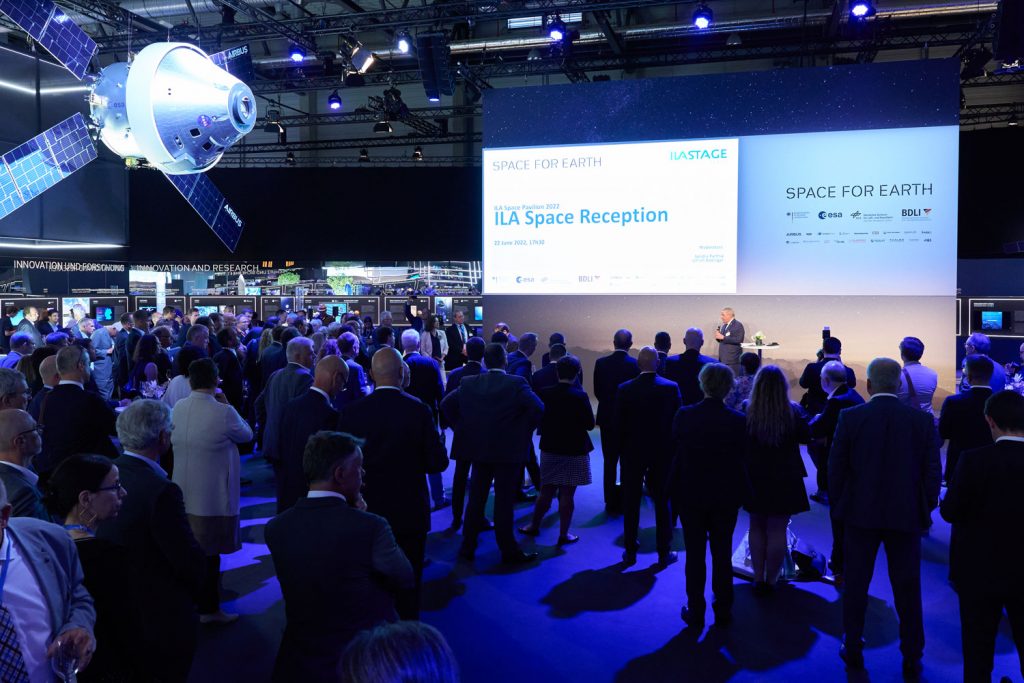 Bundeskanzler schaut hoch