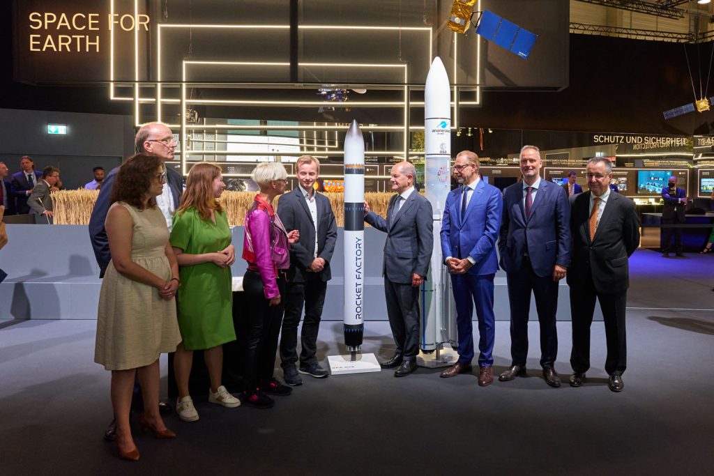 Bundeskanzler schaut hoch