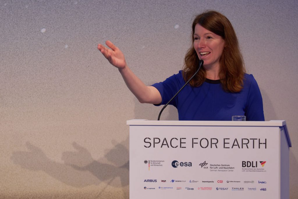 Bundeskanzler schaut hoch