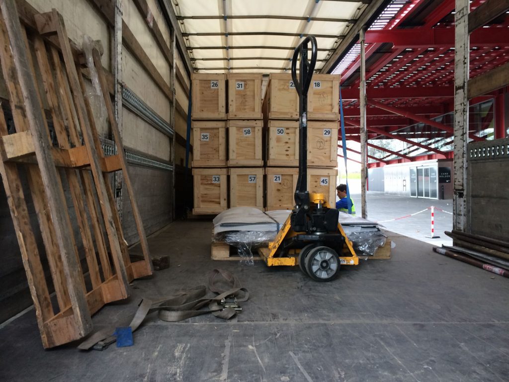 Mit Vitrinen um die Welt